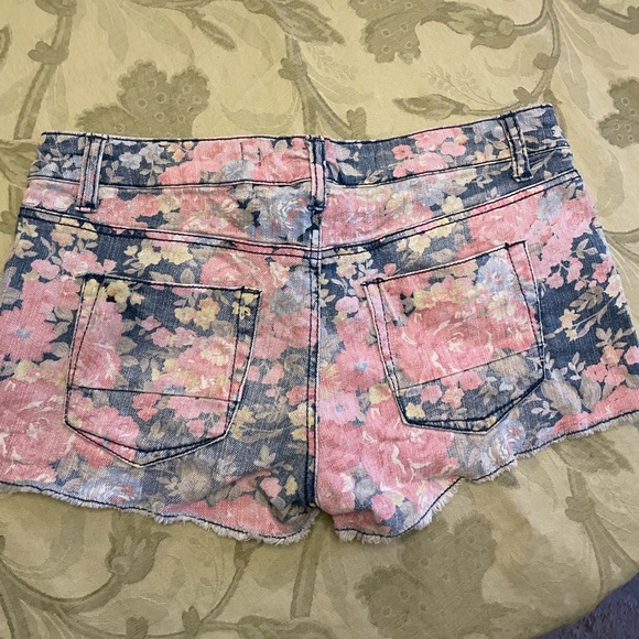 Tinseltown Denim Couture Distressed Floral Shorts Embellished Cooper Accent Sz 5 - Picture 14 of 15